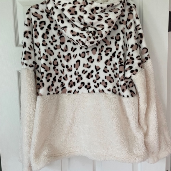 Sherpa Animal Print 1/4-Zip Pullover - Size L - Picture 3 of 3